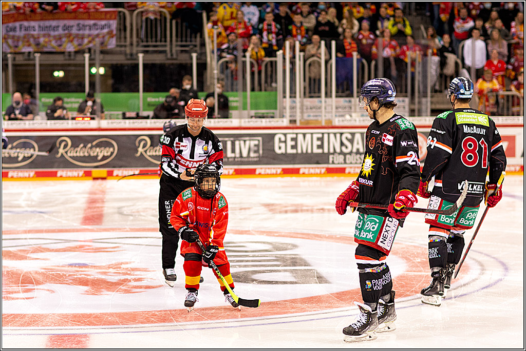 PENNY DEL Viertelfinale 4. Spiel; Duesseldorfer EG - Red Bull Muenchen; Duesseldorf, 16.04.2022